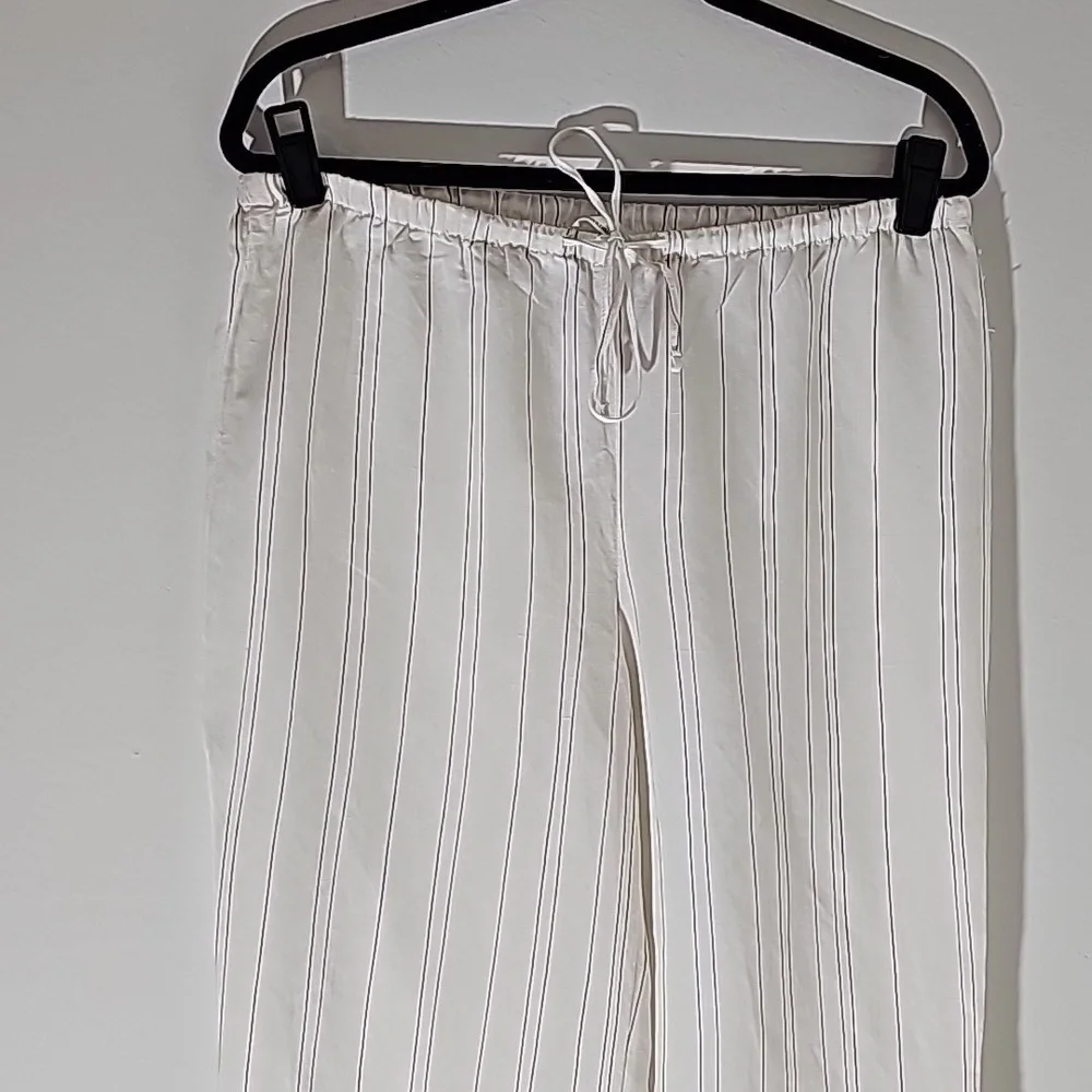 H&M, NWT wide leg white with pinstripe.‎ Size medium. Elastic waist with tie.